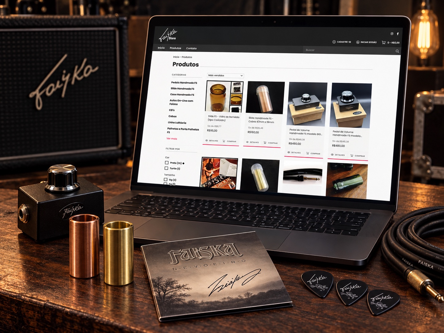 Notebook com a Faiska Store e produtos como slides, pedal, cabo, CD e palhetas